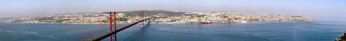 Panoramablick auf Lissabon mit Tejo-Brücke