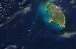 Datei:Satellite image of Antigua And Barbuda in September 2002.jpg