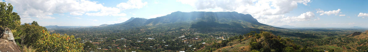 Panorama Blick auf das Zomba Plateau vom Ndangopuma Hügel in Zomba;