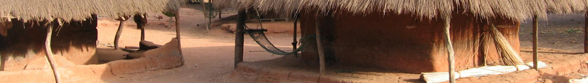 Reetgedeckte Lehmhäuser auf Caravela Island (Guinea-Bissau)