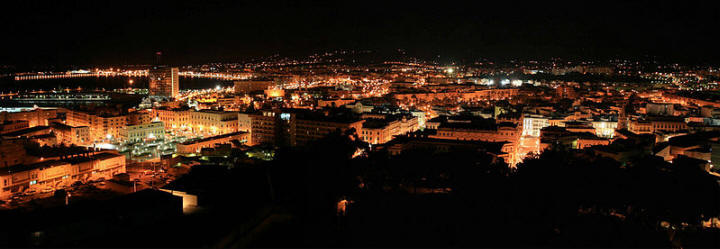 File:Perspectiva nocturna de Melilla desde el Parador Nacional.jpg