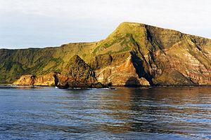Die Insel Sankt-Paul mit dem Felsen La Quille im Vordergrund