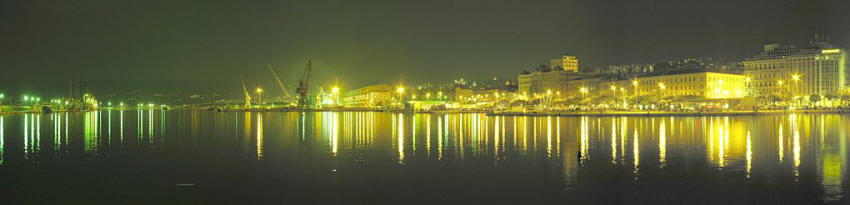 Kroatien, Panorama des Hafens von Rijeka bei Nacht