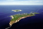 Helgoland mit der Insel Düne im Hintergrund