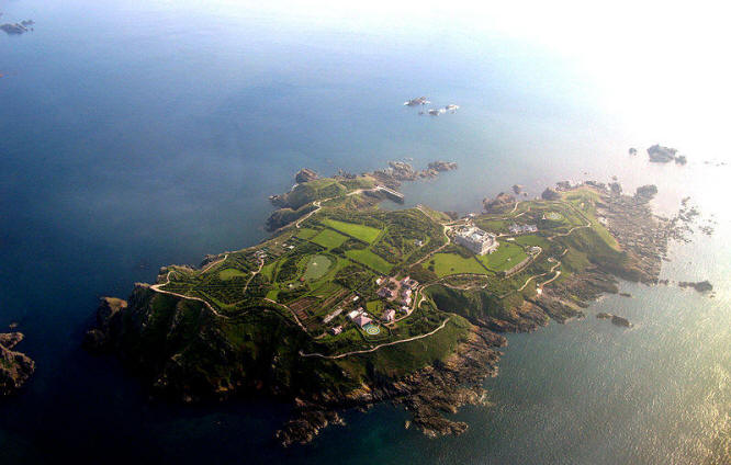 Luftaufnahme von der Kanalinsel Brecqhou