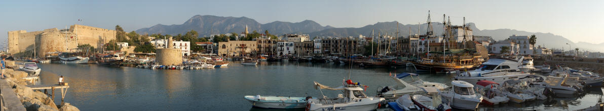 Panoramablick auf den alten Hafen von Kyrenia