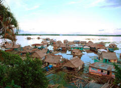 Schwimmendes Dorf am Amazonas