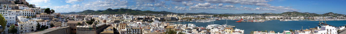  Panorama von Ibiza-Stadt. 