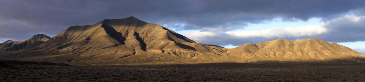 Der 562 Meter hohe Hacha Grande von der Rubicón-Ebene gesehen;