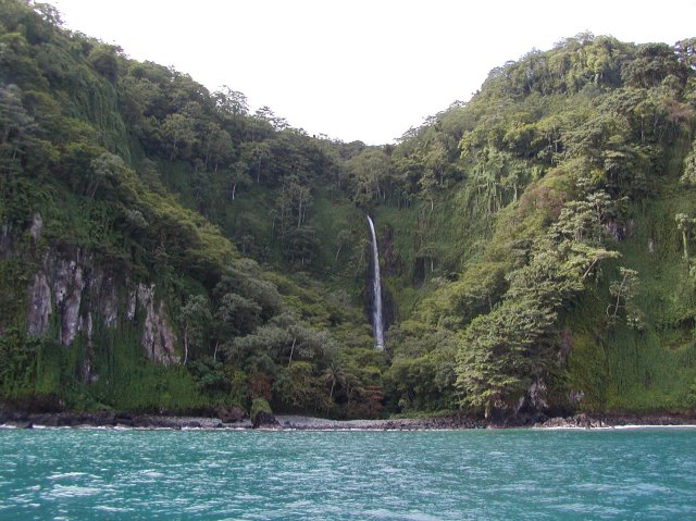 File:A gorgeous waterfall on isla del coco.jpg