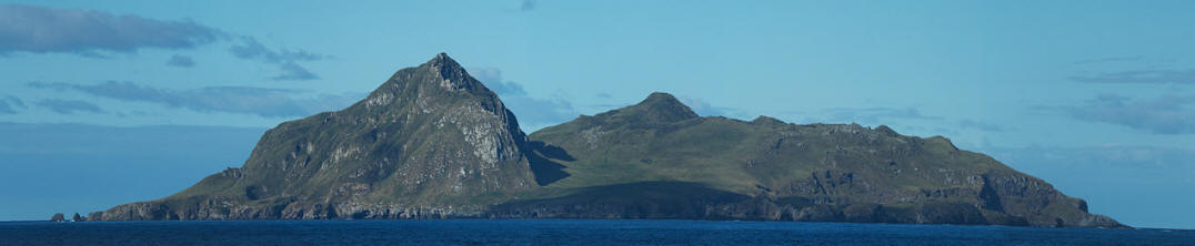 Nightingale Island  von See aus gesehen