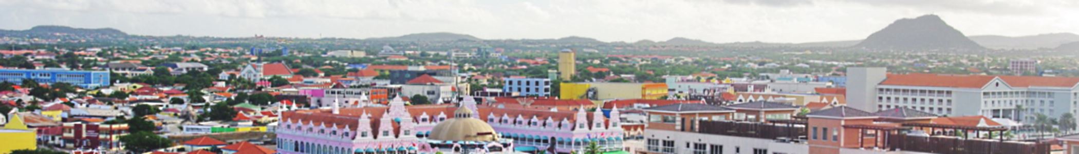 Blick über Oranjestad vom Kreuzfahrthafen