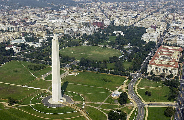 https://upload.wikimedia.org/wikipedia/commons/thumb/1/13/WashMonument_WhiteHouse.jpg/640px-WashMonument_WhiteHouse.jpg