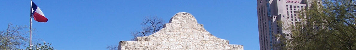 Der Giebel des Alamo mit Texas Flagge