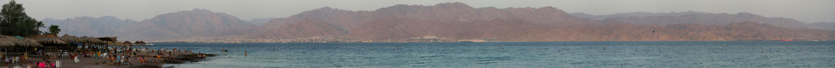 Blick von Eilat (Israel) über das Rote Meer mit Aqaba (Jordanien) im Hintergrund