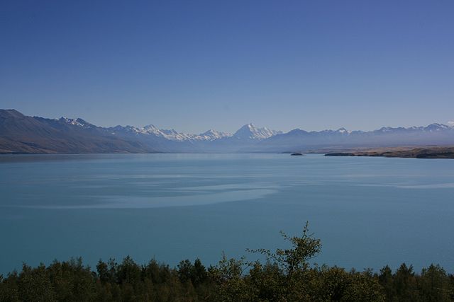 https://upload.wikimedia.org/wikipedia/commons/thumb/c/c9/Marko_Lake_Pukaki%2C_Mount_Cook_Far_Away.jpg/640px-Marko_Lake_Pukaki%2C_Mount_Cook_Far_Away.jpg