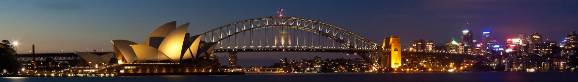 Sidney Harbour Bridge mit Opernhaus bei Nacht