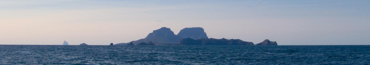 Panoramaaufnahme der Lord-Howe-Insel, links in der Ferne ist Ball’s Pyramid zu sehen