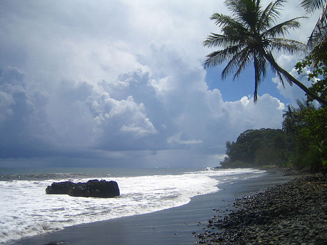 Schwarzer Strand auf Tahiti