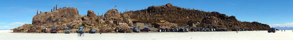 https://upload.wikimedia.org/wikipedia/commons/thumb/0/00/Salar_de_Uyuni_D%C3%A9cembre_2007_-_Panorama_1_edit.jpg/1280px-Salar_de_Uyuni_D%C3%A9cembre_2007_-_Panorama_1_edit.jpg