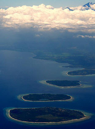 Luftaufnahme der Gili-Inseln, im Hintergrund der Vulkan Rinjani