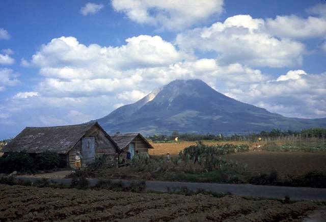 File:Sinabung.jpg